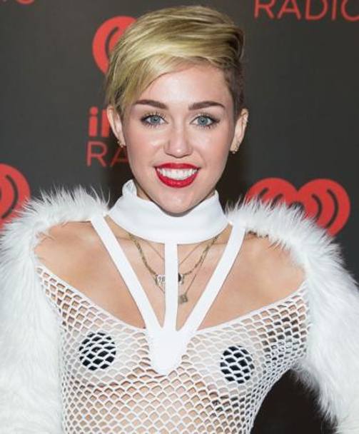 Miley Cyrus e le sue trasparenze in un concerto a Las Vegas